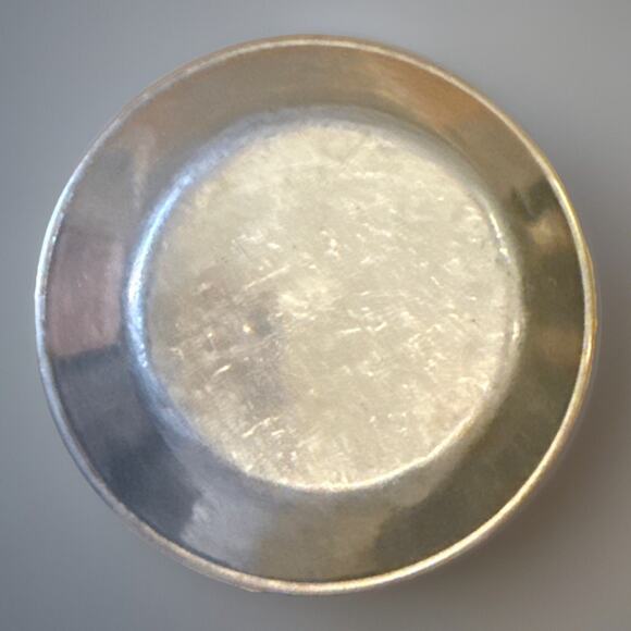 VINTAGE -ALUMINUM SHAKER CUP W/ LID-CAPACITY 1 LIQUID CUP-PRE-OWNED - Picture 2 of 3